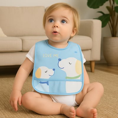 Bavoir bébé impermeable assis au sol