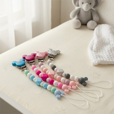 attache tetine produits