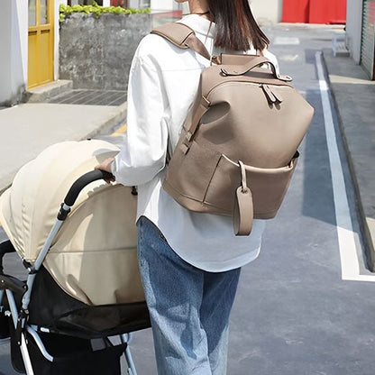 mere avec sac a langer beige et poussette